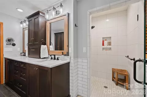 Bath - 359 Saddlebrook Ln, Clyde, NC 28721 photo 2 of 4