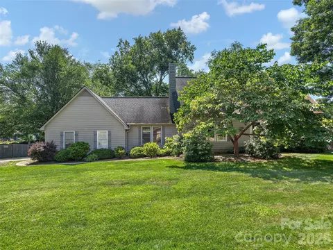 3 Carolewood Dr, Horse Shoe, NC 28742