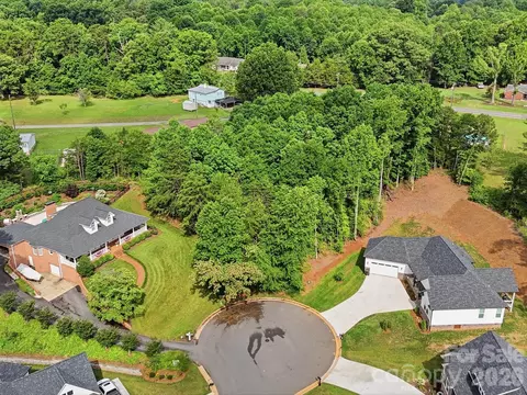 3710 Whitney Ne Dr NE, Hickory, NC 28601