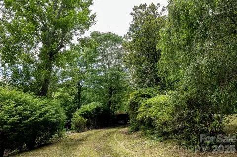 82 Englewood Dr, Hendersonville, NC 28739