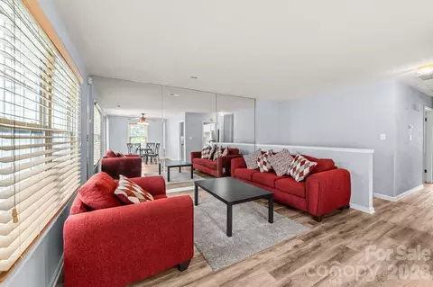 8521 Castle Pine Ct, Charlotte, NC 28226