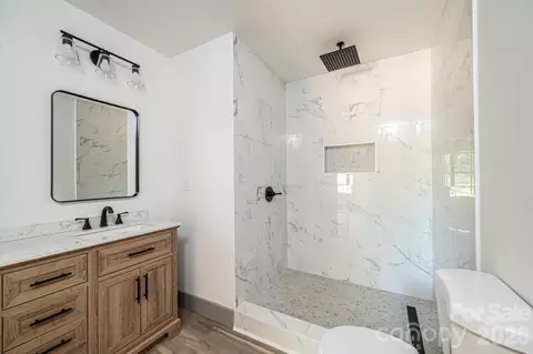Bath - 2033 Bailey Dr, Hickory, NC 28601 photo 2 of 3