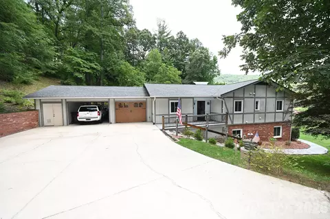 3021 Cedar Crest Dr, Lenoir, NC 28645