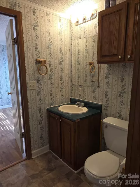 Bath - 1395 Cape Hickory Rd, Hickory, NC 28601 photo 3 of 3