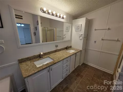 Bath - 1395 Cape Hickory Rd, Hickory, NC 28601 photo 1 of 3