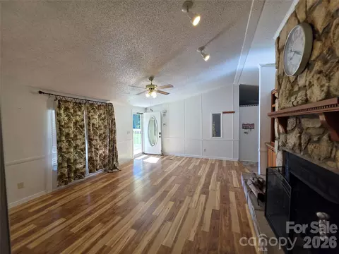 Living - 1395 Cape Hickory Rd, Hickory, NC 28601 photo 2 of 4