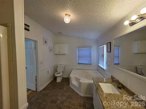 Bath - 1395 Cape Hickory Rd, Hickory, NC 28601 photo 2 of 3