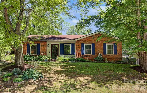 102 Wicklow Dr, Asheville, NC 28806
