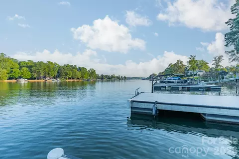 165 Woodstream Cir, Mooresville, NC 28117