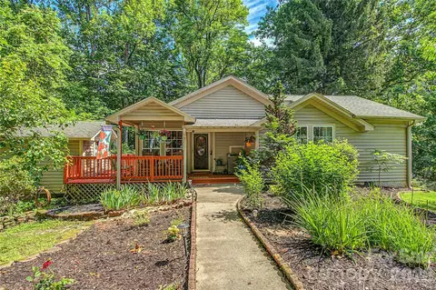 76 Winsome Trl, Hendersonville, NC 28739