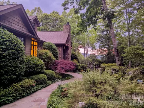76 Cummings Crest Dr, Hendersonville, NC 28739
