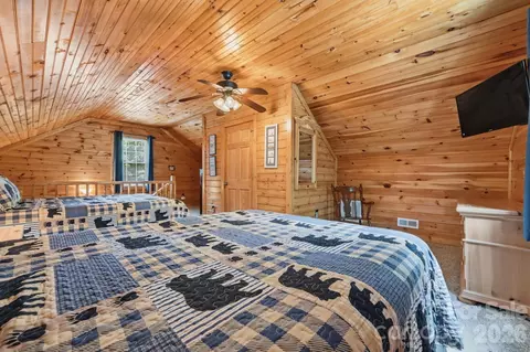 Bedroom - 1987 Buck Mountain Rd, Purlear, NC 28665 photo 6 of 10