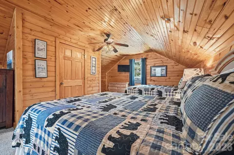 Bedroom - 1987 Buck Mountain Rd, Purlear, NC 28665 photo 4 of 10