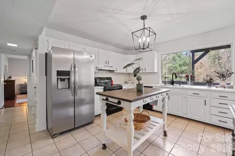 350 21st Avenue Nw Dr NW, Hickory, NC 28601 photo 3