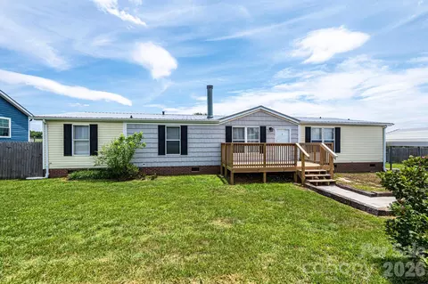2385 Arrowwood Dr, Hickory, NC 28601
