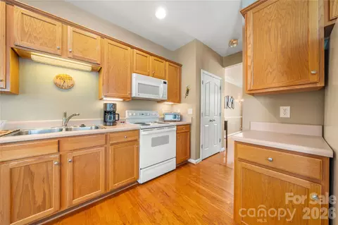 Kitchen - 7641 Bluff Point Ln, Denver, NC 28037 photo 4 of 4