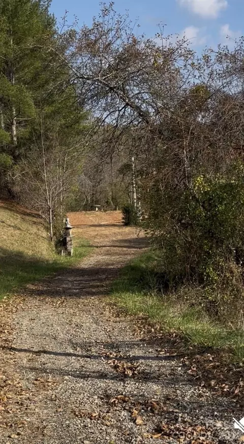 11 New Home Rd, Marshall, NC 28753