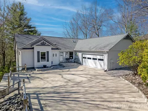 552 Kanasgowa Dr, Brevard, NC 28712