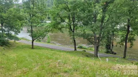 2079 Roses Branch Rd, Green Mountain, NC 28740