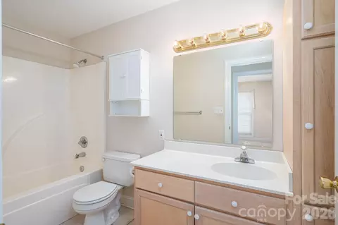 Bath - 112 Mooreland Ne Dr NE, Conover, NC 28613 photo 3 of 4