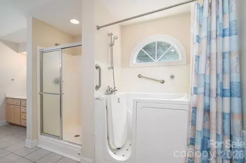 Bath - 112 Mooreland Ne Dr NE, Conover, NC 28613 photo 2 of 4