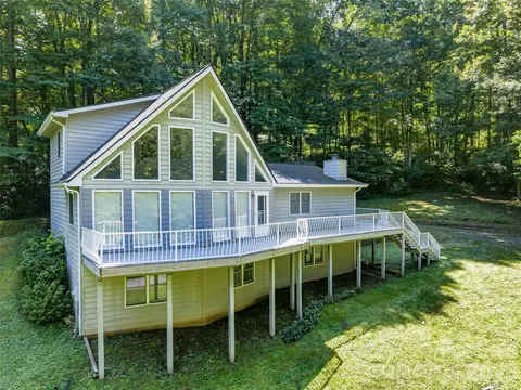 101 Friar Tuck Ln, Maggie Valley, NC 28751