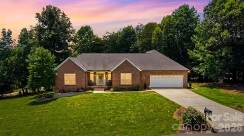 4305 Cottingham Dr, Hickory, NC 28602