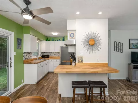 Kitchen - 14 Fox Run Pl, Fairview, NC 28730 photo 1 of 2