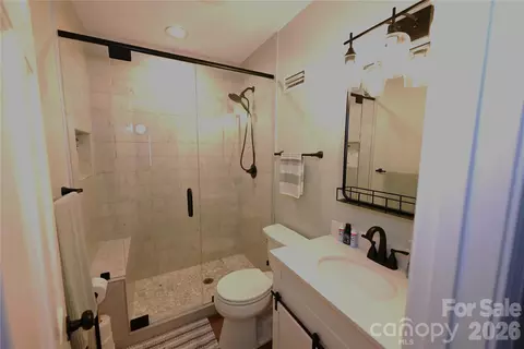 Bath - 3757 Rock Bridge Ne Dr NE, Conover, NC 28613 photo 4 of 5