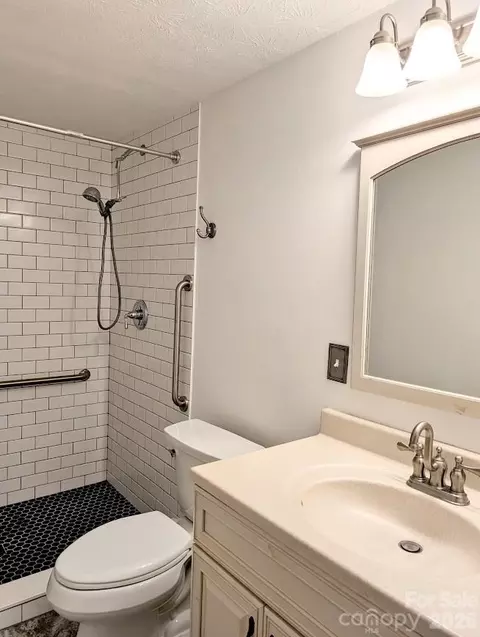 Bath - 519 Nellie John Dr, Clyde, NC 28721 photo 3 of 4