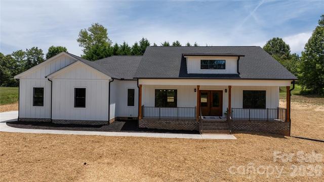 1265 Misty Ln, Hickory, NC 28601