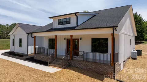 1265 Misty Ln, Hickory, NC 28601