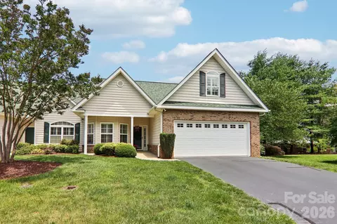 54 Victoria Park Dr, Hendersonville, NC 28792
