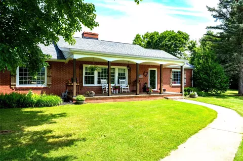 68 Hillside Terrace Dr, Waynesville, NC 28786