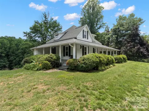 54 Louisiana Ave, Saluda, NC 28773