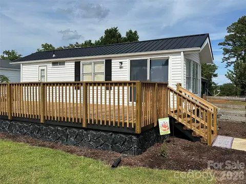 143 Dove St, New London, NC 28127