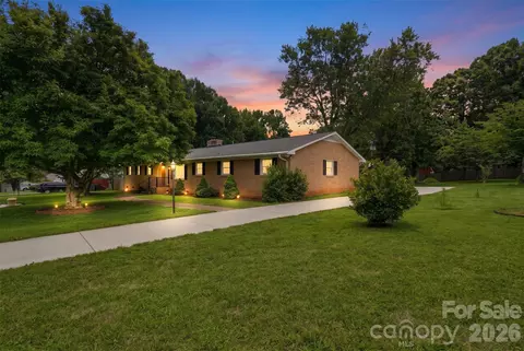 6108 Mallard Dr, Charlotte, NC 28227
