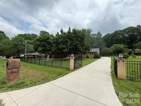 6108 Mallard S Dr S, Charlotte, NC 28227