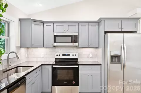 Kitchen - 2546 Old Clyde Rd, Clyde, NC 28721 photo 3 of 6