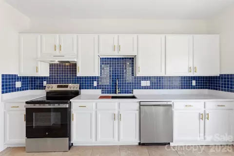 Kitchen - 7593 Bluff Point Ln, Denver, NC 28037 photo 5 of 5