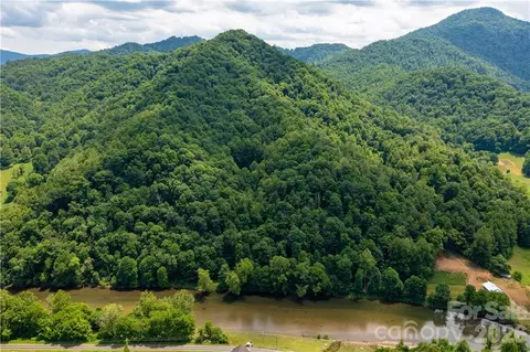 000 High Cliff Dr, Green Mountain, NC 28740