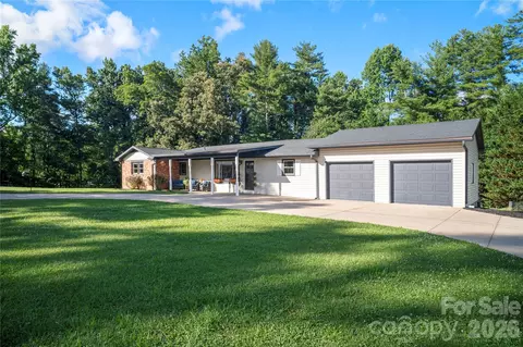 98 N Pinecrest Ln, Hendersonville, NC 28739