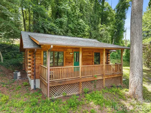 549 Henderson St, Saluda, NC 28773