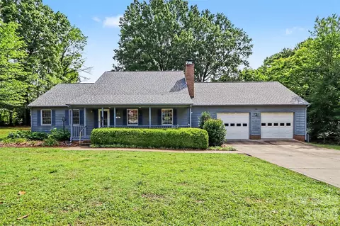 124 E Catawba Ave, Mooresville, NC 28115