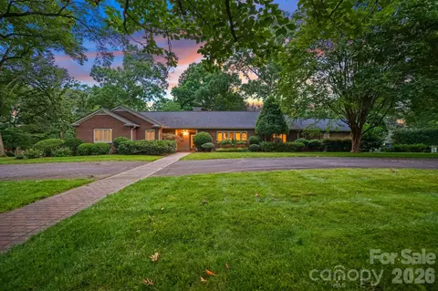 560 11th Avenue Nw Cir NW, Hickory, NC 28601