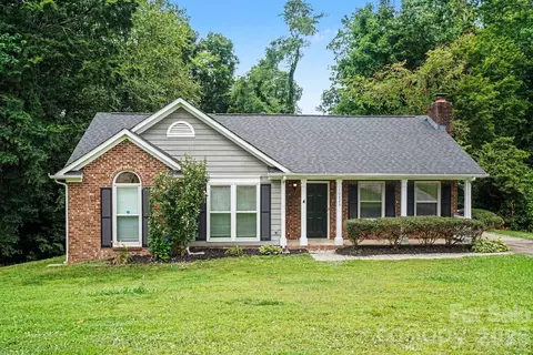 10826 Hunters Trace Ct, Charlotte, NC 28262