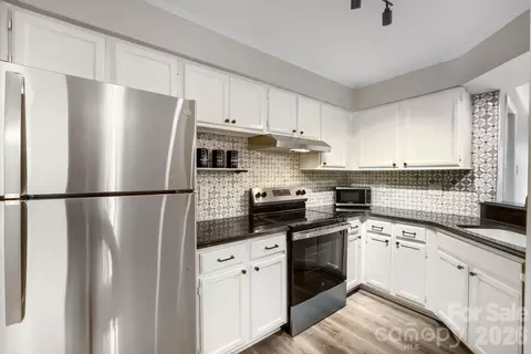2520 Stradbrook Dr, Charlotte, NC 28210