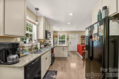 Kitchen - 54 Thad Johnson Rd, Saluda, NC 28773 photo 4 of 4