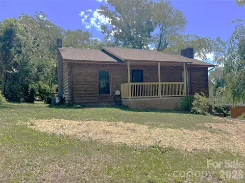 305 Forest Hill St, Morganton, NC 28655