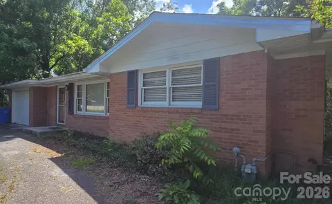 629 Willow Rd, Hendersonville, NC 28739